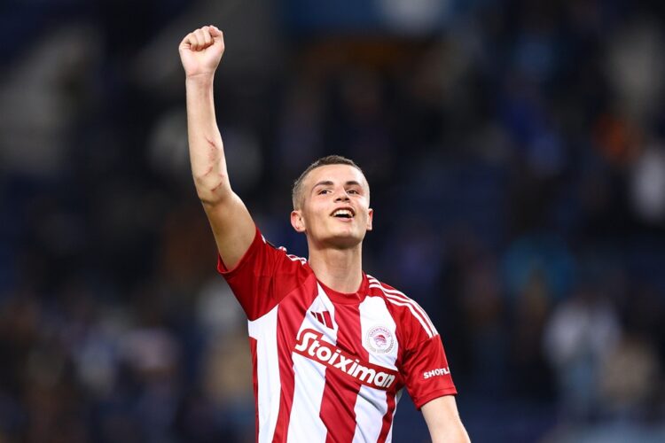 Christos Mouzakitis – “Phù thủy tuyến giữa” được săn đón